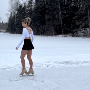 Haut court de patinage sur glace gracieux